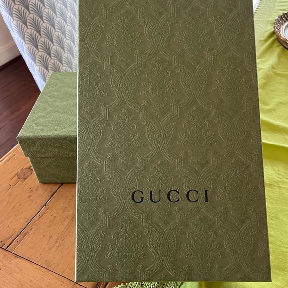 Gucci Small Green Shoe Box with dust bags, tote, tissue, ribbon and care books - Picture 4 of 8